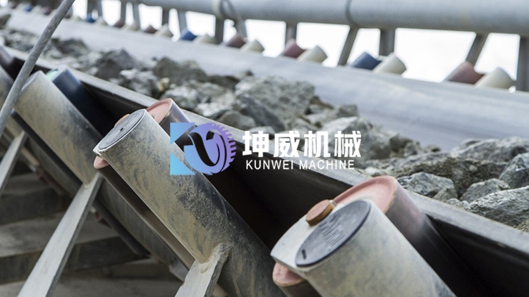 湖北黃石的皮帶輸送機安裝現(xiàn)場